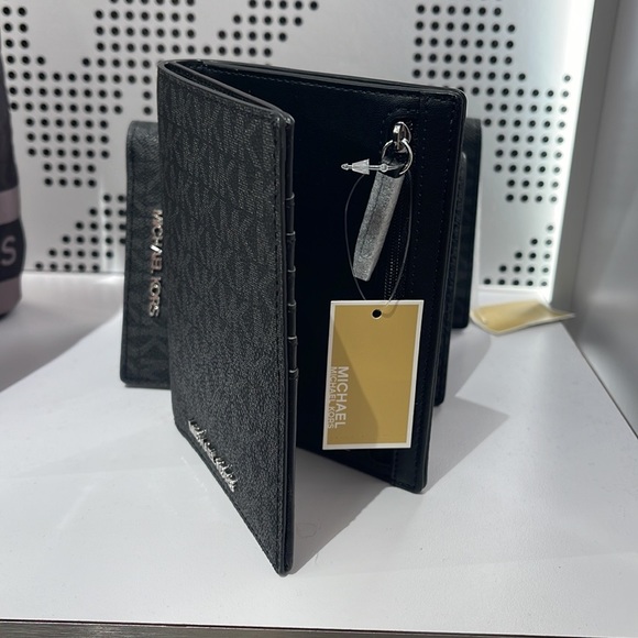 Michael Kors Jet Set Travel Passport Wallet
Black Signature/Silver-Tone Hardware - Picture 6 of 16